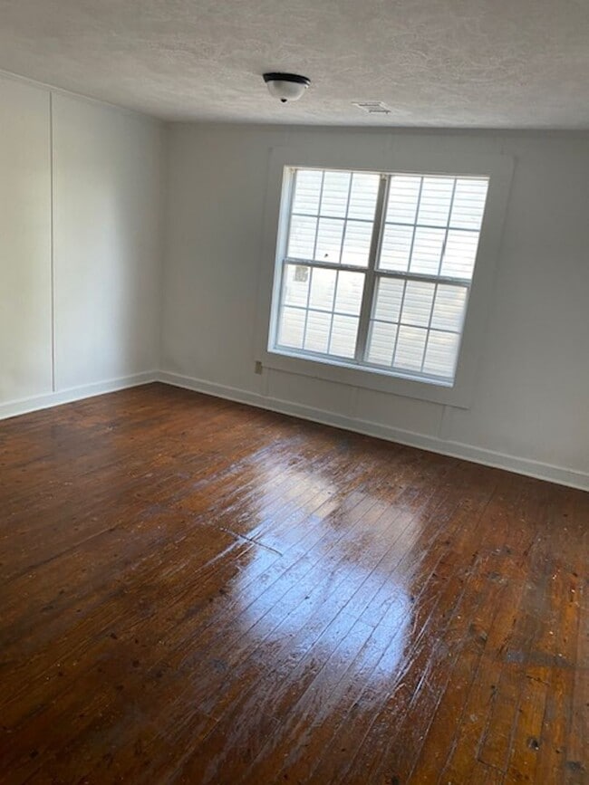 Building Photo - Renovated 1 Bedroom 1 Bath Unit for Rent!