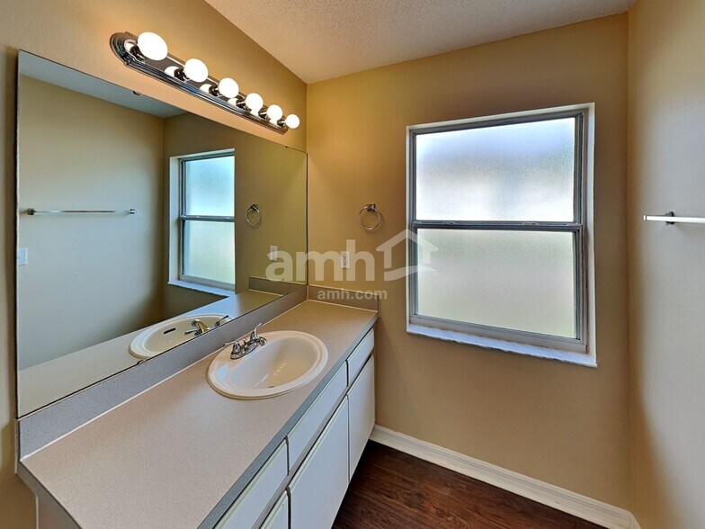 Building Photo - 10717 Siena Dr