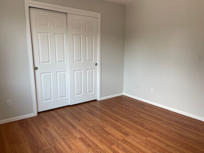 Building Photo - Duplex with 5 Bedroom & 4 Baths