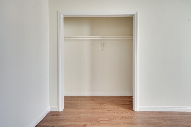 Building Photo - 1056 5/3 Normandie Ave-301C
