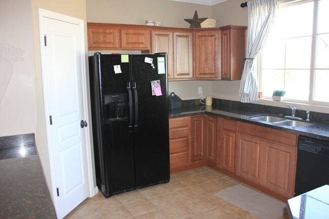 Building Photo - Spacious 3 Bedroom In Stansbury Park- Show...