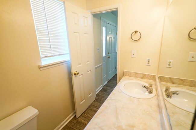 Building Photo - Super Cute 3 bedroom 3 bathroom townhome o...