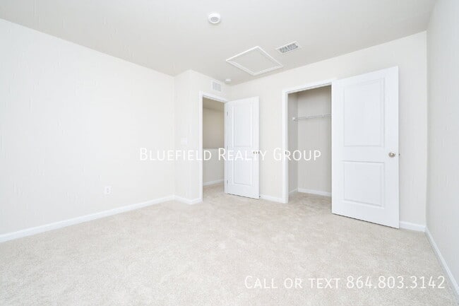 Building Photo - 886 Cranbrook Dr