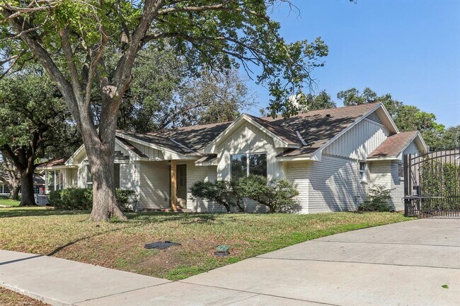 Building Photo - 8014 Meadowcroft Dr