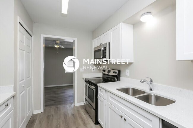 Building Photo - 3 Bedroom Pet-Friendly Home in ORLANDO, FL with Main Street Renewal