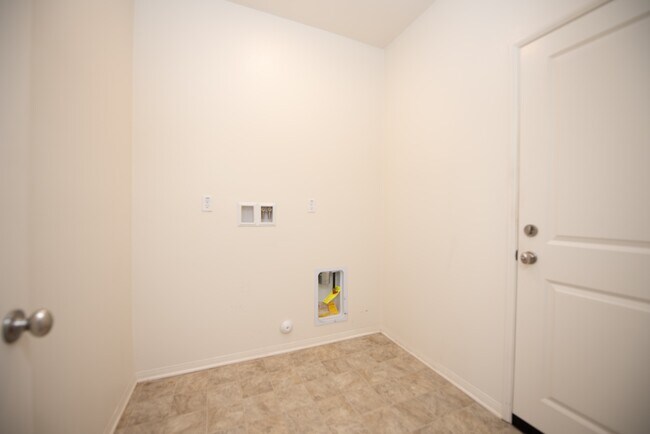 Building Photo - 12444 Deodar St