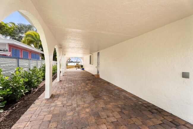 Building Photo - 114 S Lake Dr