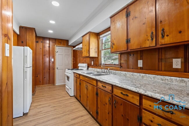 Building Photo - 2050 North Dr