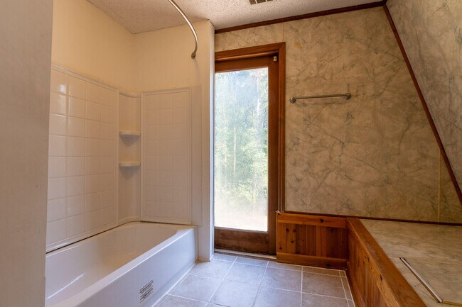 Building Photo - 2865 Old Thomson Rd