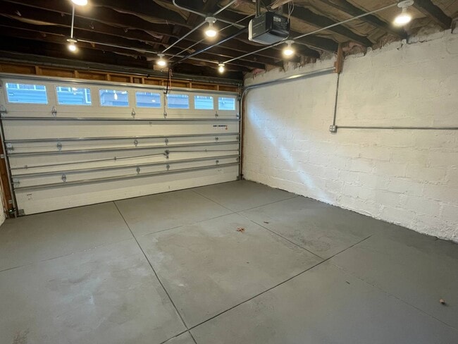 Building Photo - 682 E 42nd St