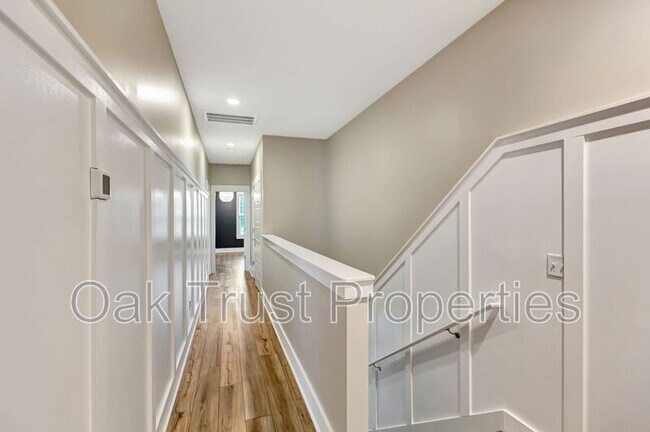 Building Photo - 3 Clearblue Lp