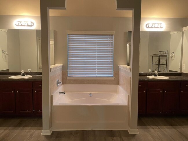 Building Photo - 527 Telegraph Dr