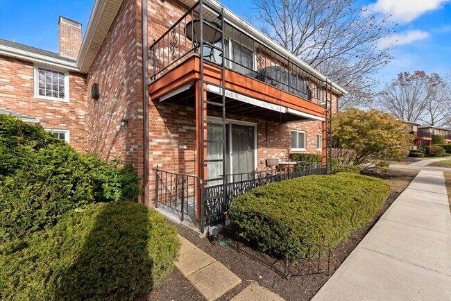 Building Photo - 18 Fountain Ln