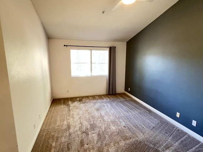 Building Photo - Light Filled 2 Bed 2 Bath Tustin Condo wit...