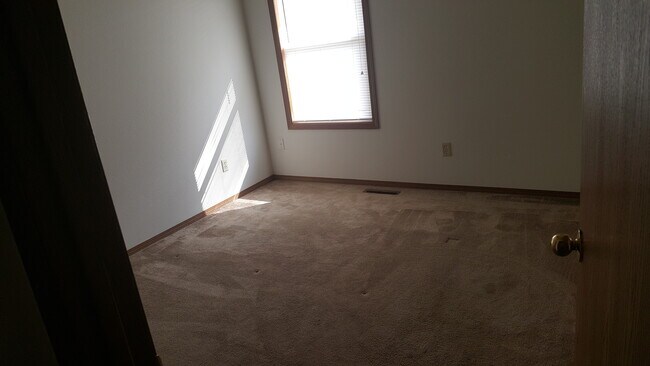 Building Photo - 2 bed 1 bath duplex w/ 1 car garage! Lawn ...