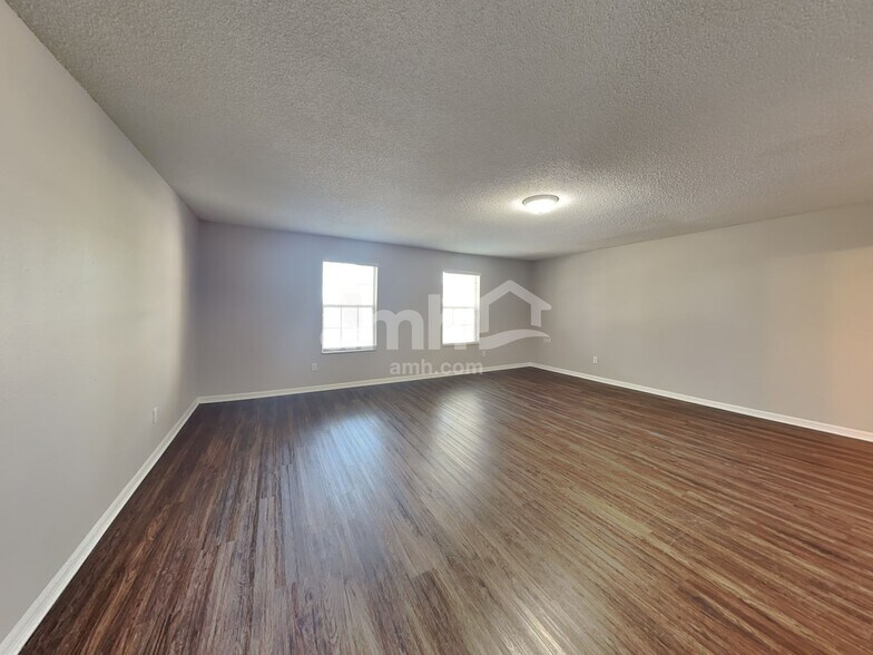 Building Photo - 1921 Knollcrest Dr