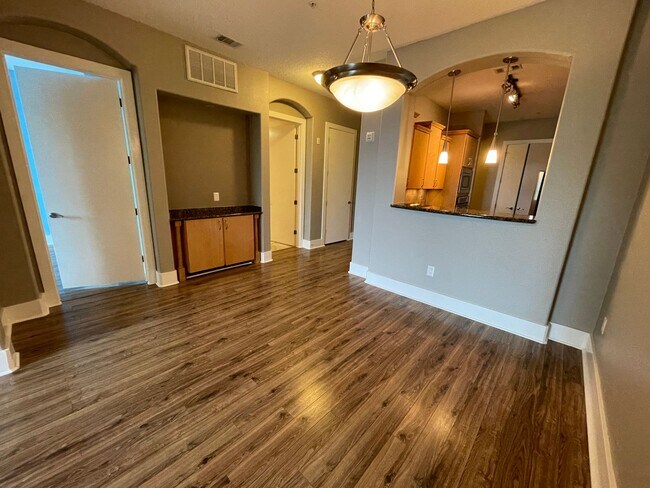 Building Photo - Spectacular 1-Bed/1-Bath w/ Office and STO...