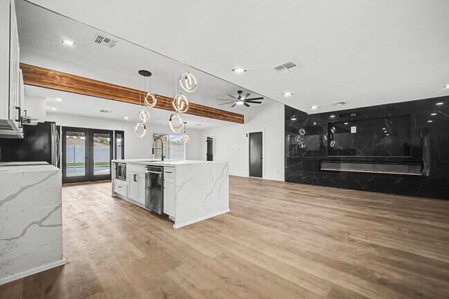 Building Photo - Tempe 5 bedroom 3 bath with pool and HUGE yard