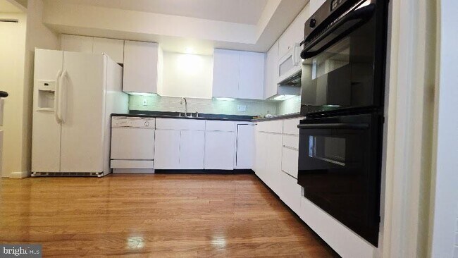 Building Photo - 4960 Sentinel Dr