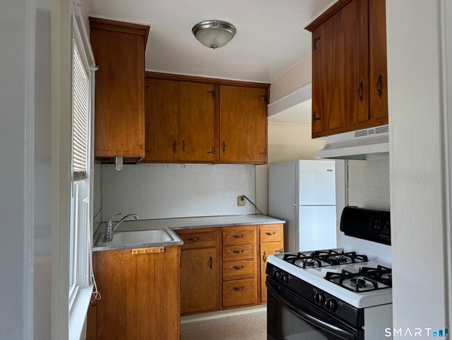 Building Photo - 5 Linden St