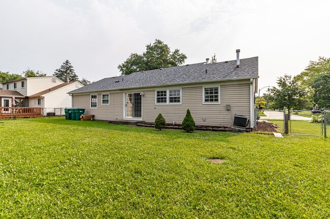 Building Photo - 1075 Aspen Dr