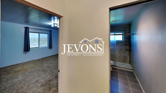Building Photo - Inviting 2-bedroom with a fully fenced lar...