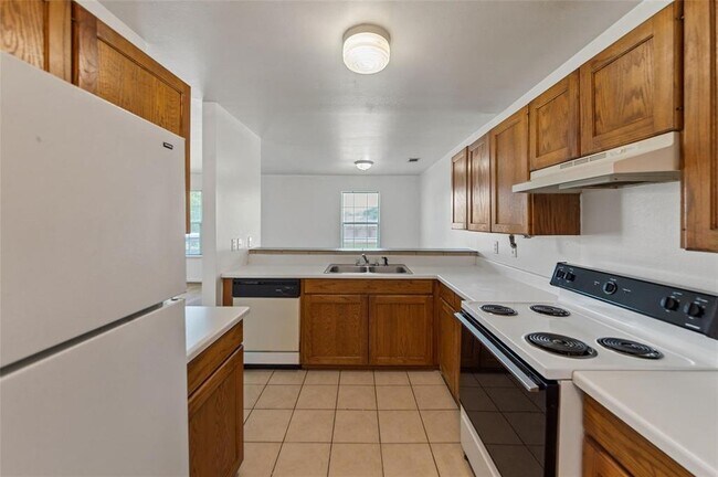 Building Photo - 5545 Brookview Ct