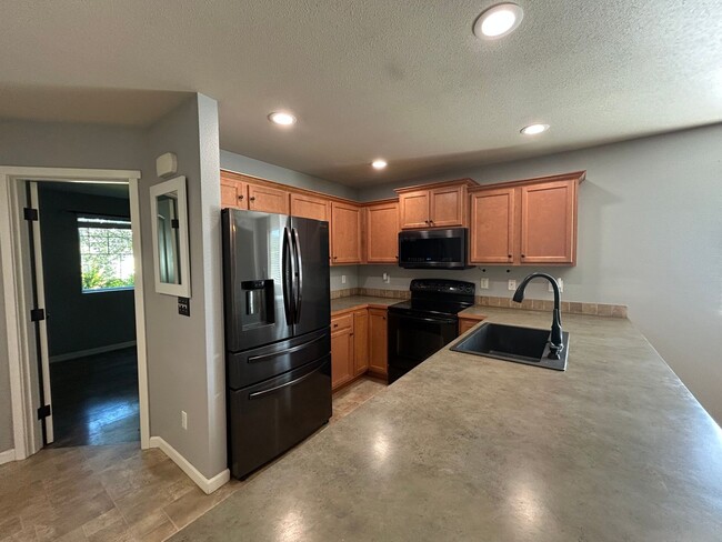 Building Photo - Gorgeous 3 BD, 2 BA House with 1 Car garag...