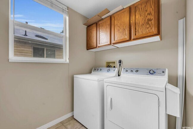 Building Photo - Large 4 Bedroom 3 Bathroom home!