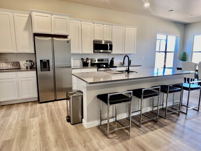 Building Photo - 915 Canal St