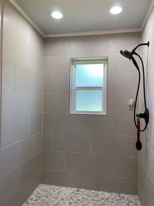 Building Photo - 310 Rosebud Dr