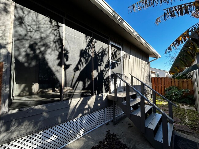 Building Photo - 1005 11th Ct