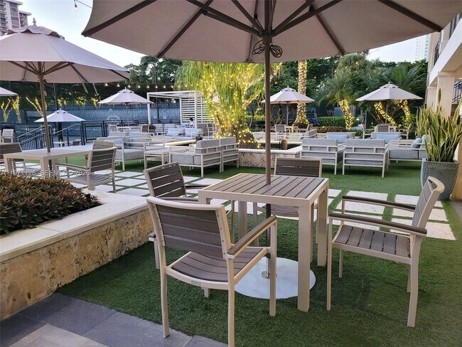 Building Photo - 1000 W Island Blvd