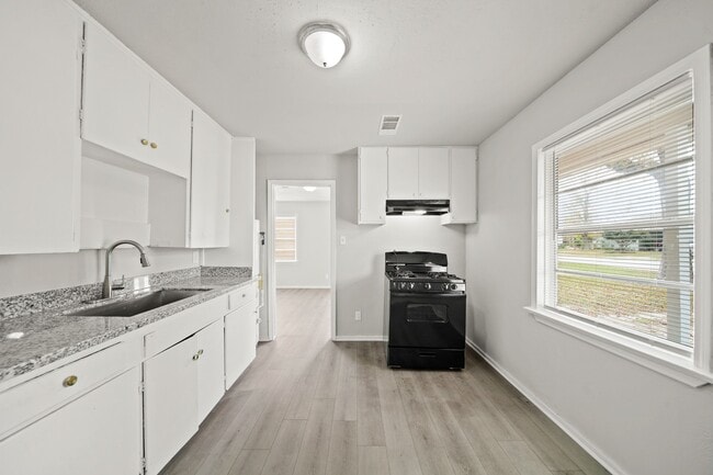 Building Photo - 1417 Jennifer Ln