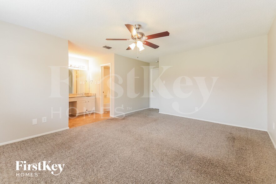 Building Photo - 8902 Deerwood Dr