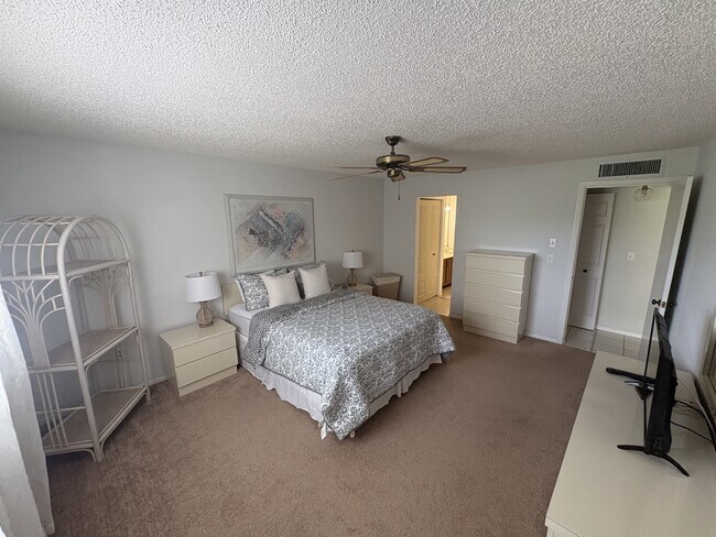 Building Photo - 305 Mission Trail W