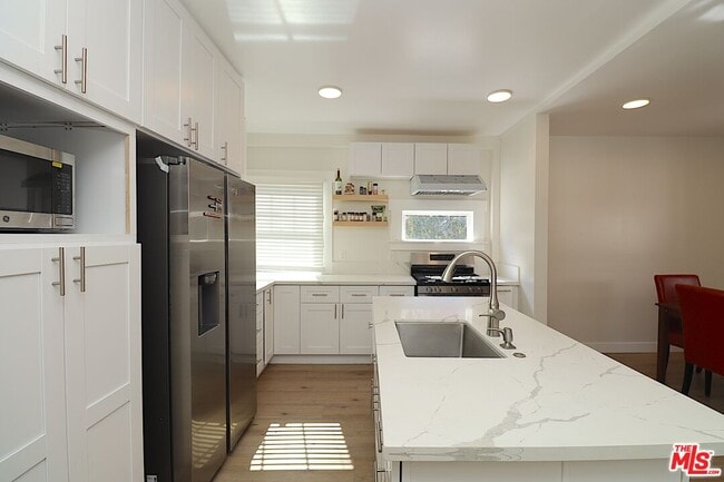 Building Photo - 2739 S Budlong Ave