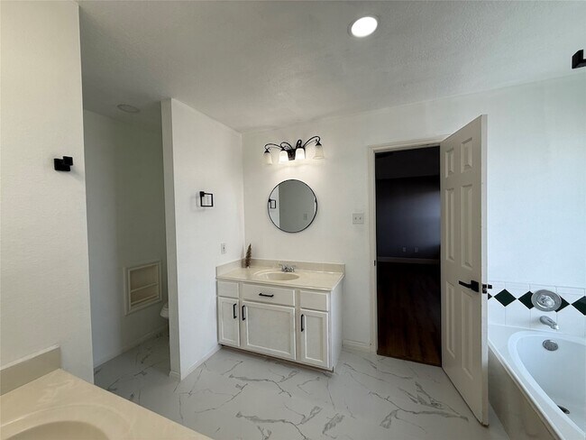 Building Photo - 17526 Coventry Oaks Dr