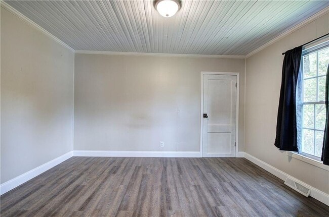 Building Photo - 2014 Maple Ave SW