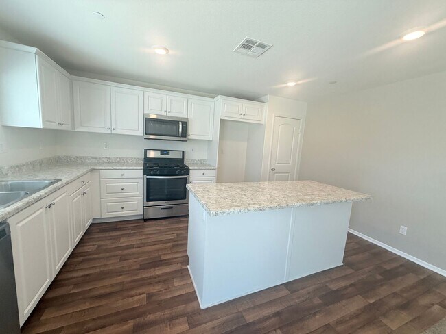 Building Photo - Beautiful Two Story Home, 3 Bedrooms, 2.5 Bathrooms, Solar Panels,