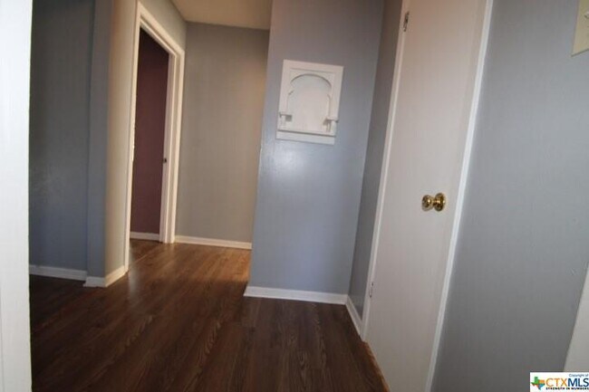 Building Photo - 409 Short Ave