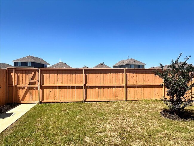 Building Photo - 137 Rustic Glen Dr