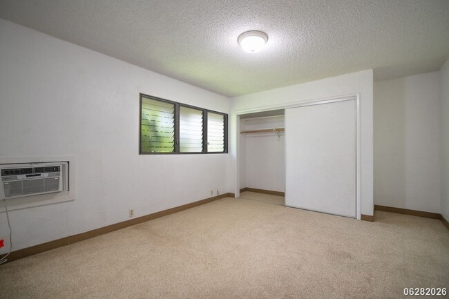 Building Photo - Rarely Available 3-bed/2.5-bath/2-parking Townhouse in Aiea