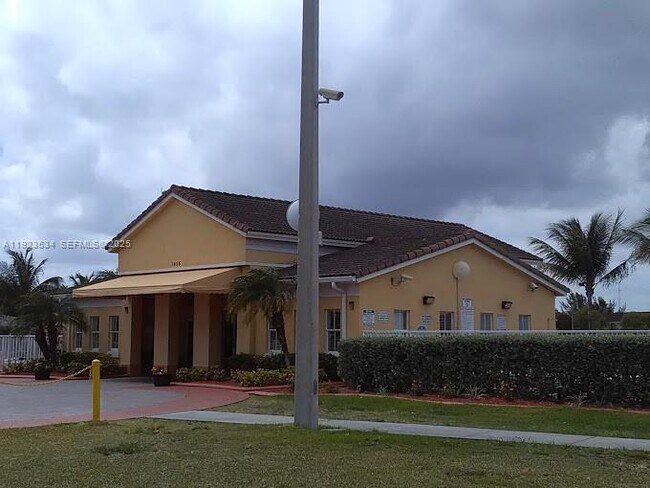 Building Photo - 2505 SE 14th Ave