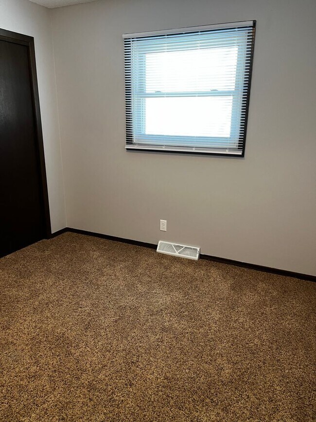 Building Photo - 3 Bed/3 Bath with Fenced in Yard!