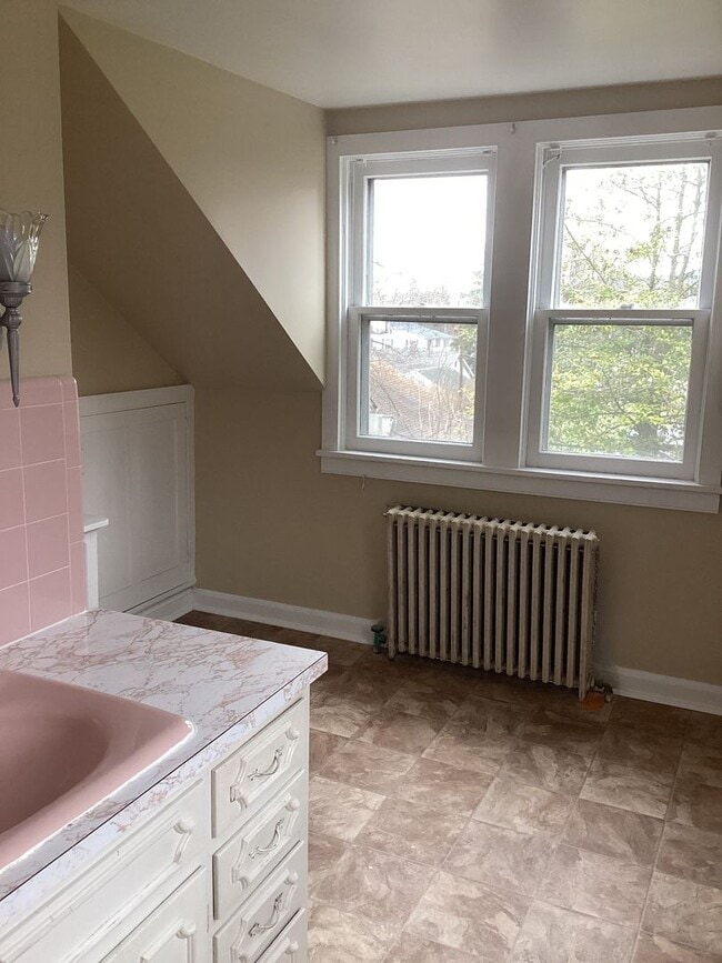 Building Photo - Two-Bedroom House