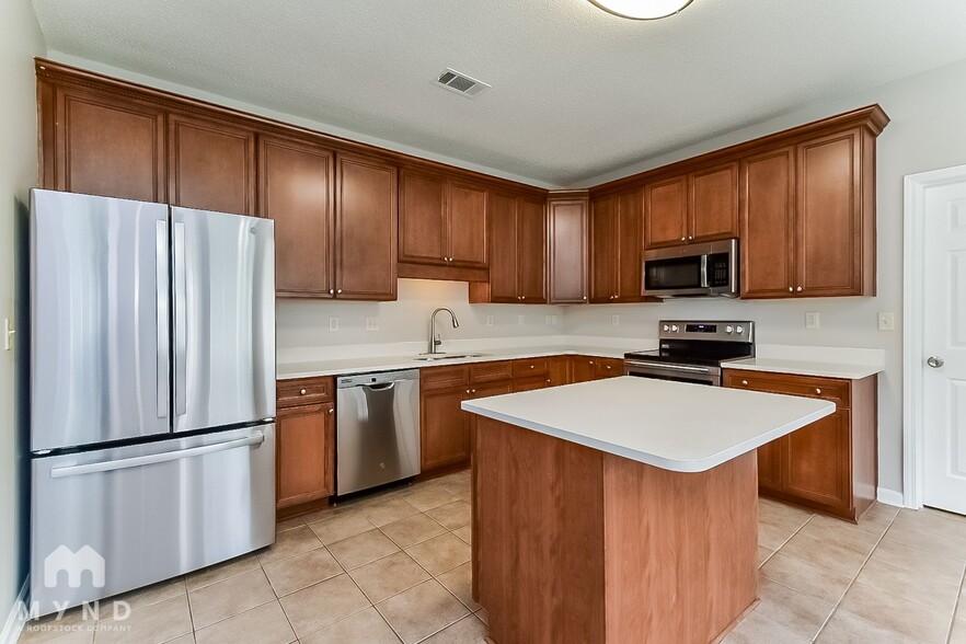 Building Photo - 4050 Sidlehill Dr