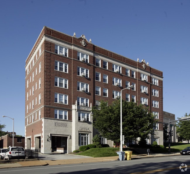 Primary Photo - Castlereagh Apartments