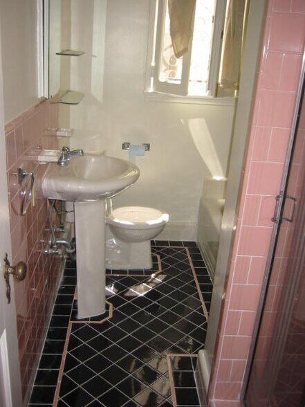 Building Photo - 442 S Detroit St