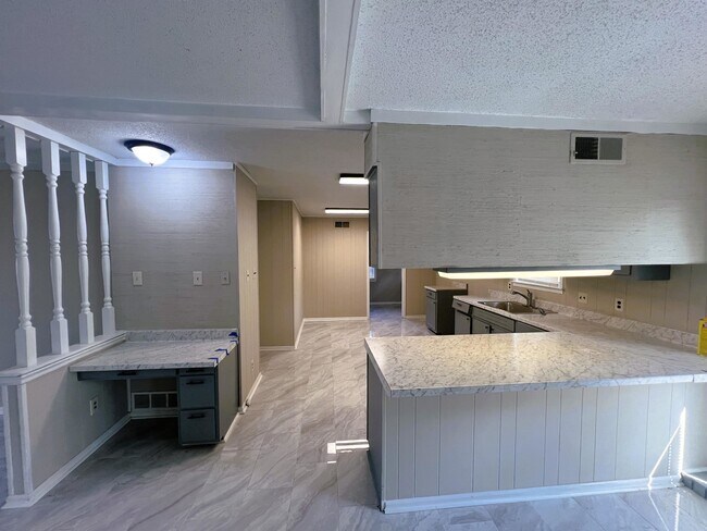 Building Photo - 6313 Cheekwood Ave